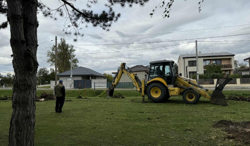 Brigáda - výsadba stromov pri obecnom úrade 