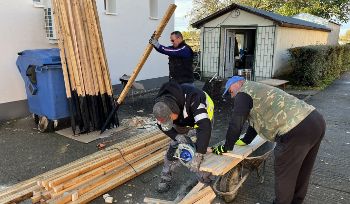 Brigáda - výsadba stromov pri obecnom úrade