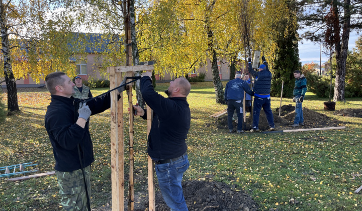 Brigáda - výsadba stromov pri obecnom úrade