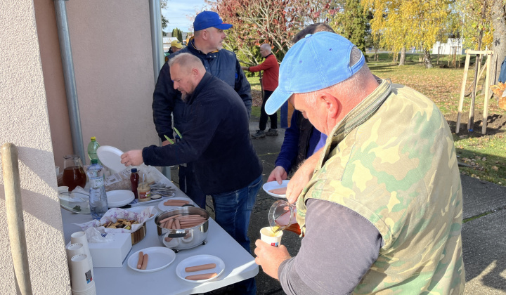 Brigáda - výsadba stromov pri obecnom úrade