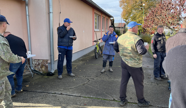 Brigáda - výsadba stromov pri obecnom úrade