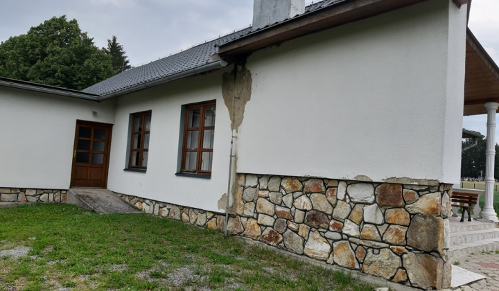 Oprava fasády na Dome smútku