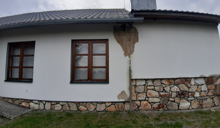 Oprava fasády na Dome smútku