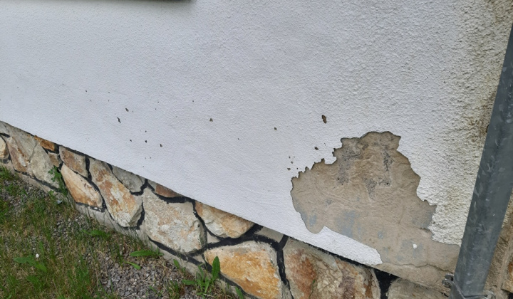 Oprava fasády na Dome smútku