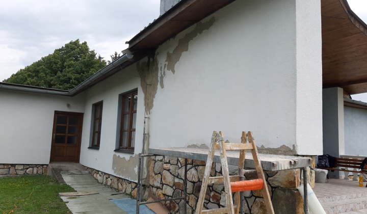 Oprava fasády na Dome smútku