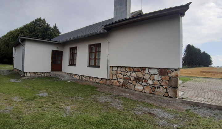 Oprava fasády na Dome smútku