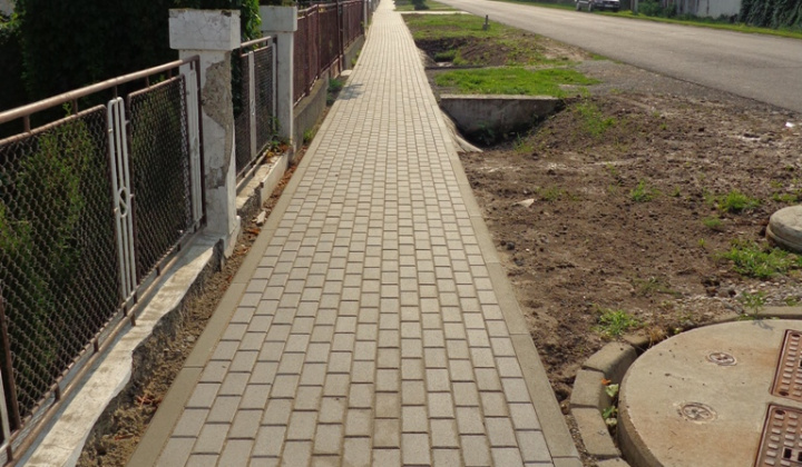 Výstavba chodníkov - stred