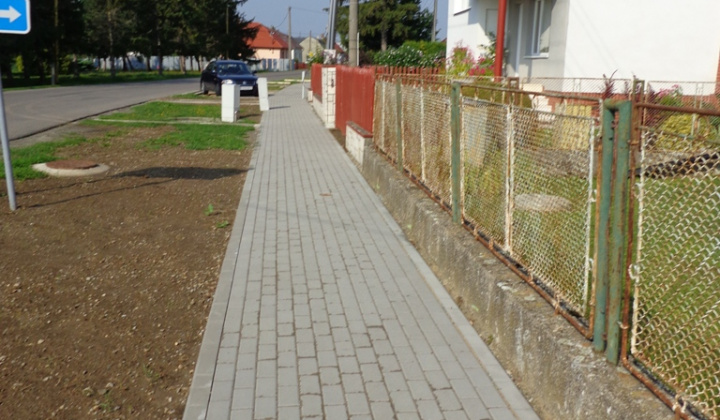 Výstavba chodníkov - stred