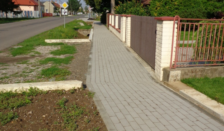 Výstavba chodníkov - stred