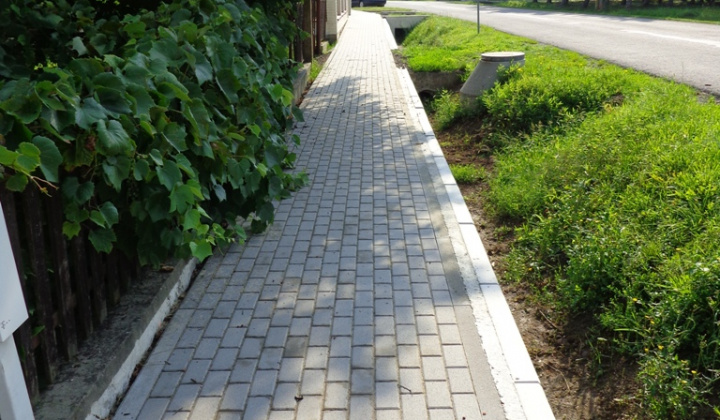 Výstavba chodníkov - stred